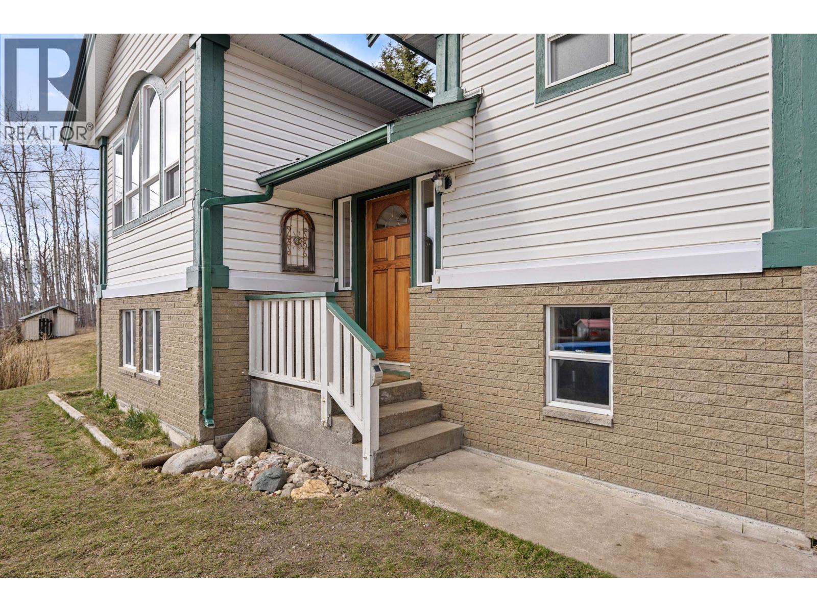 8261 Little Fort 24 Highway, Lone Butte, BC - Outdoor With Exterior