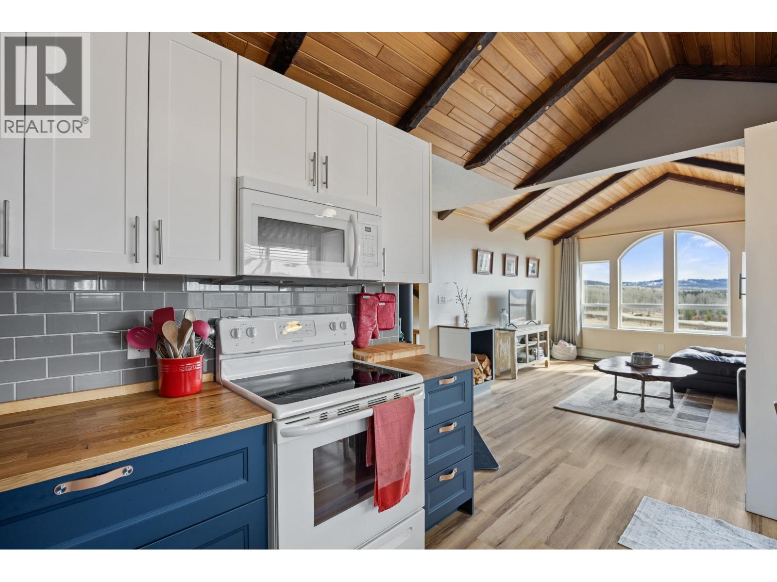 8261 Little Fort 24 Highway, Lone Butte, BC - Indoor Photo Showing Kitchen