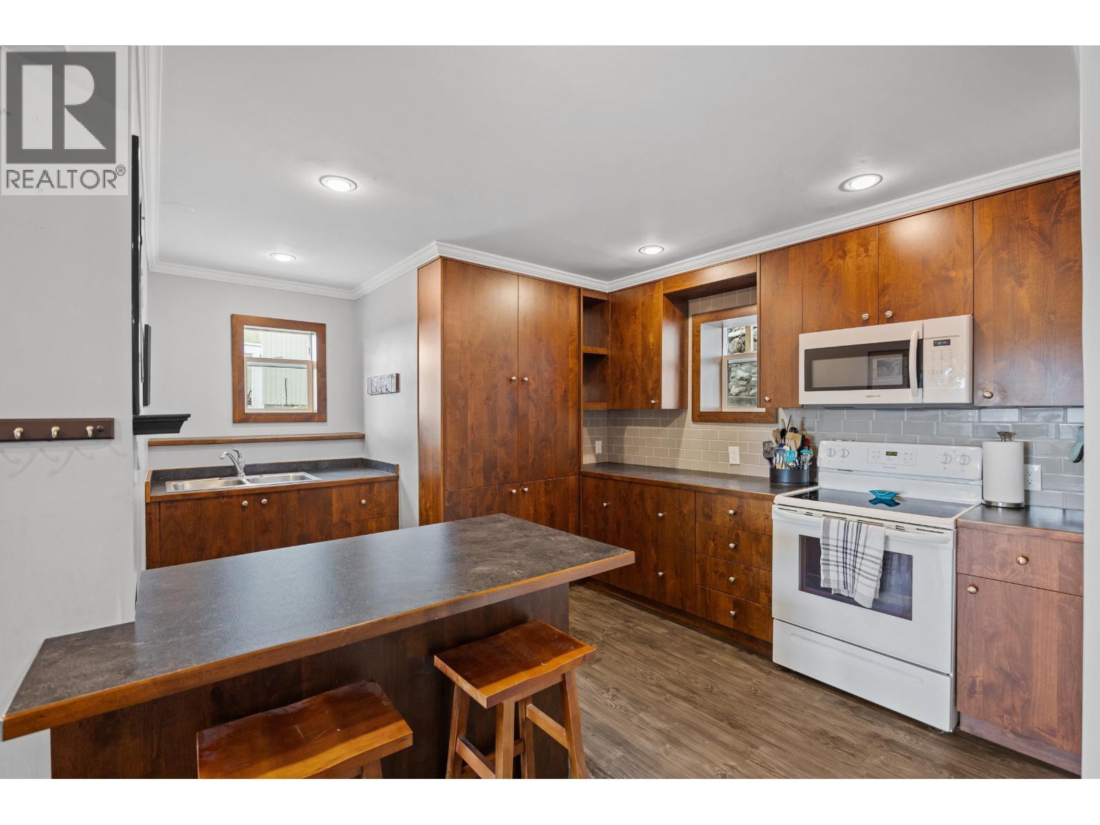 8261 Little Fort 24 Highway, Lone Butte, BC - Indoor Photo Showing Kitchen With Double Sink