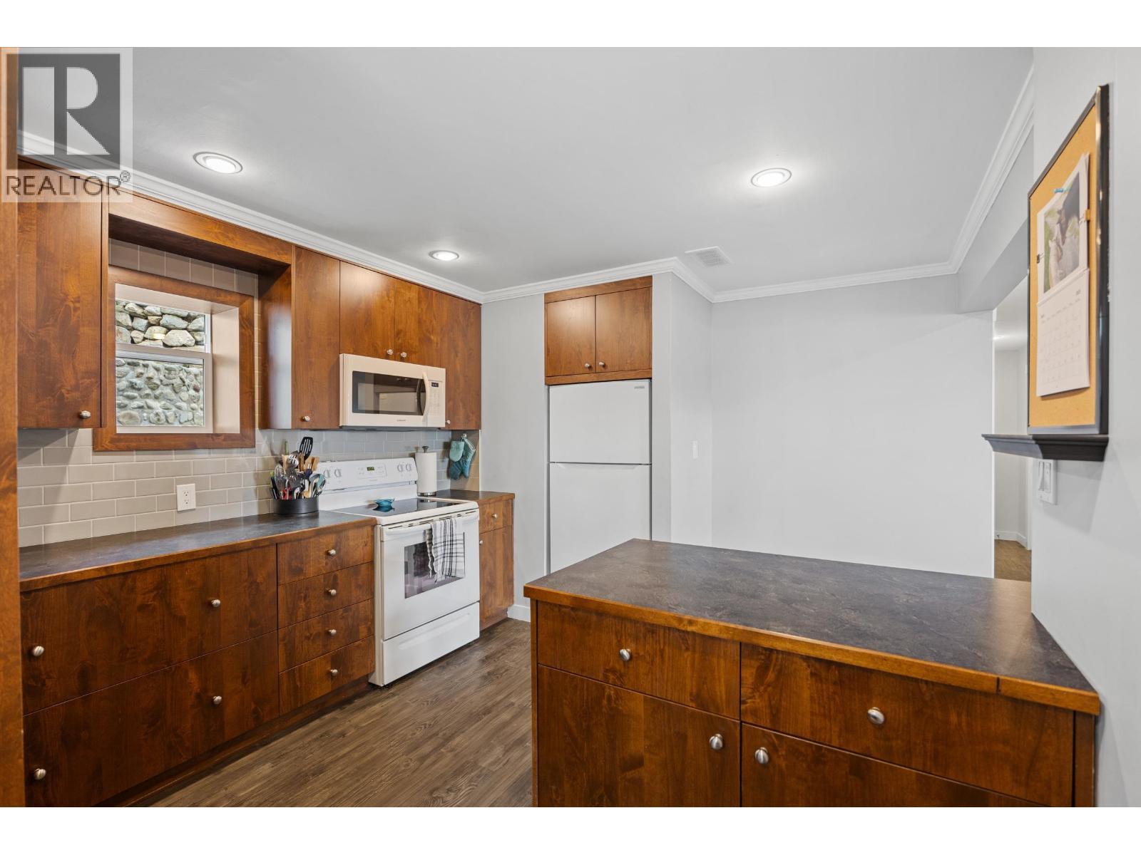 8261 Little Fort 24 Highway, Lone Butte, BC - Indoor Photo Showing Kitchen