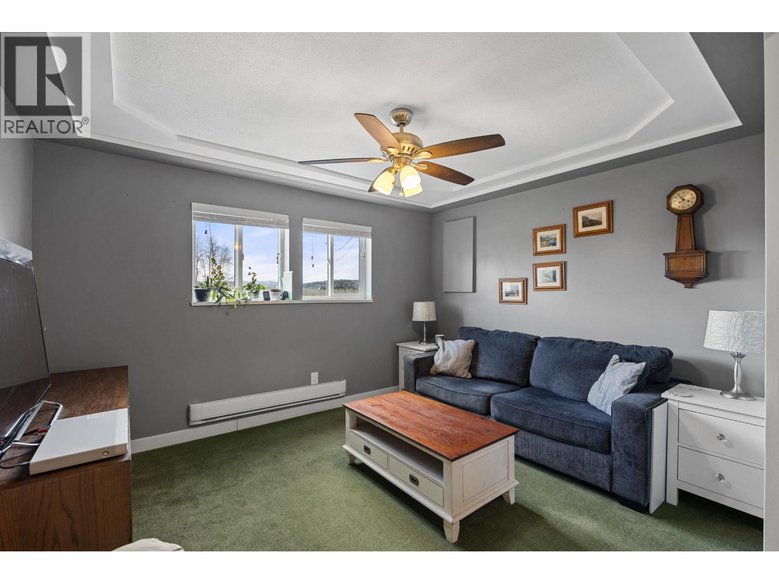 8261 Little Fort 24 Highway, Lone Butte, BC - Indoor Photo Showing Living Room