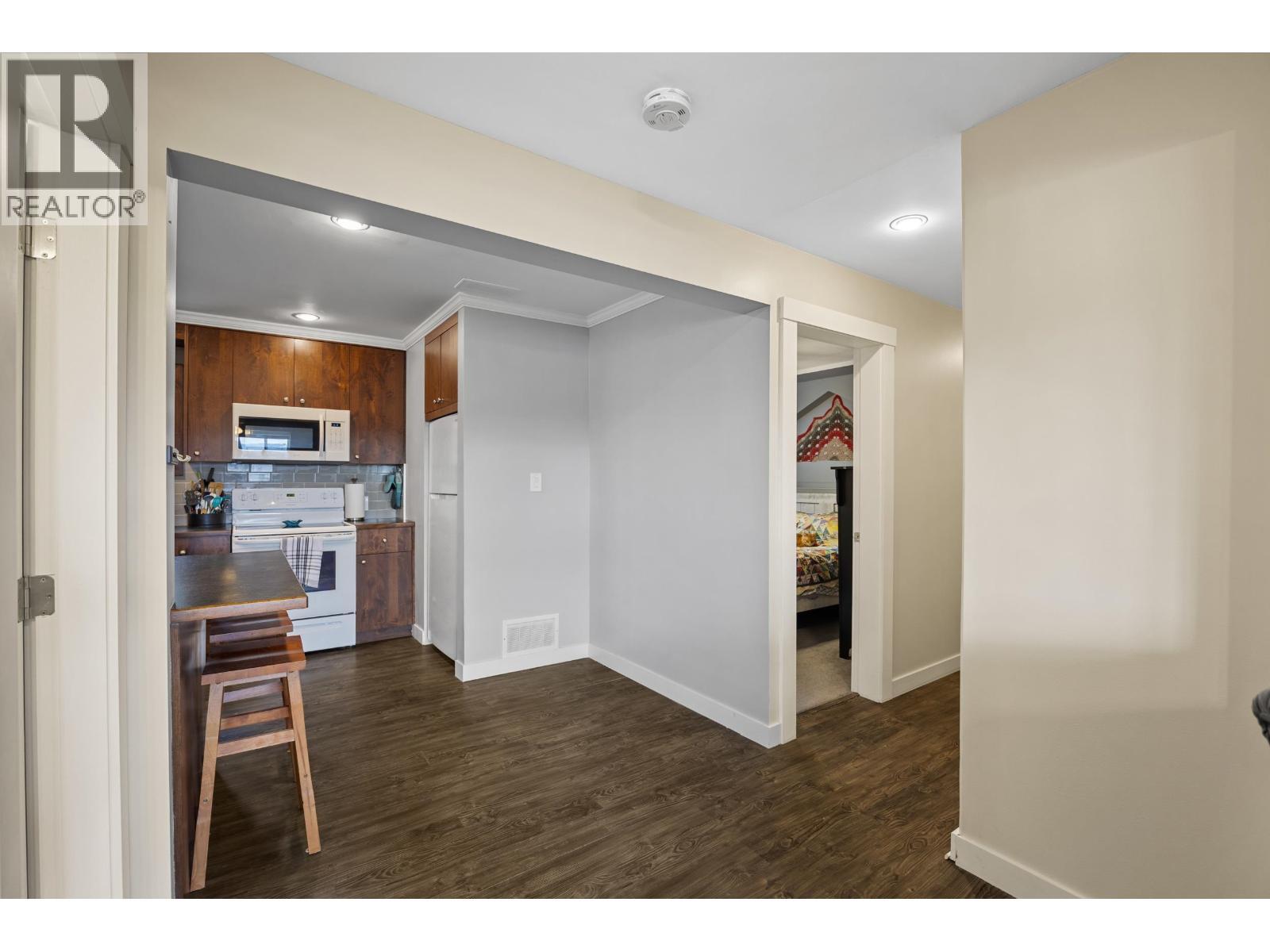 8261 Little Fort 24 Highway, Lone Butte, BC - Indoor Photo Showing Kitchen