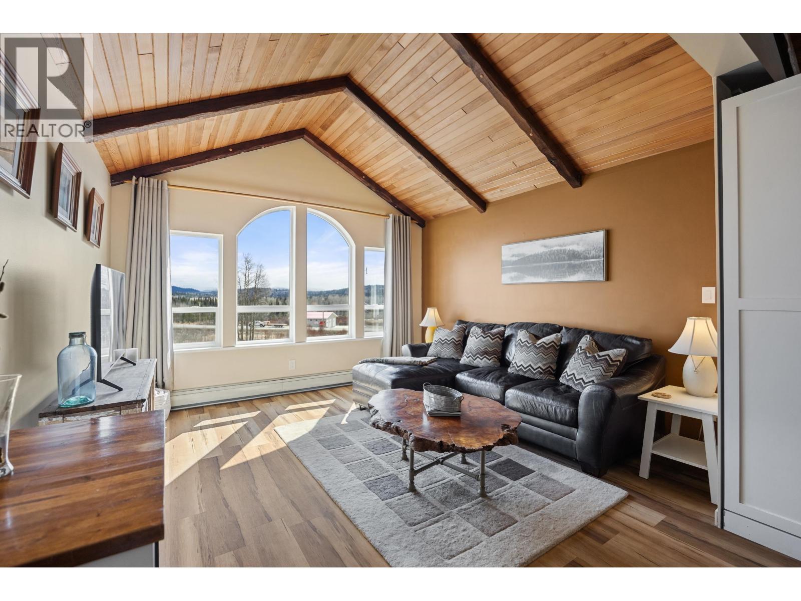 8261 Little Fort 24 Highway, Lone Butte, BC - Indoor Photo Showing Living Room