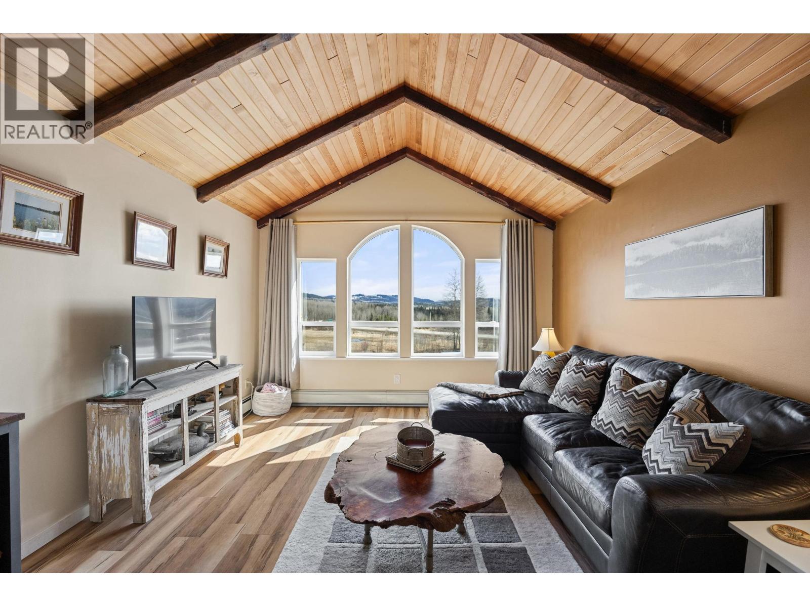 8261 Little Fort 24 Highway, Lone Butte, BC - Indoor Photo Showing Living Room