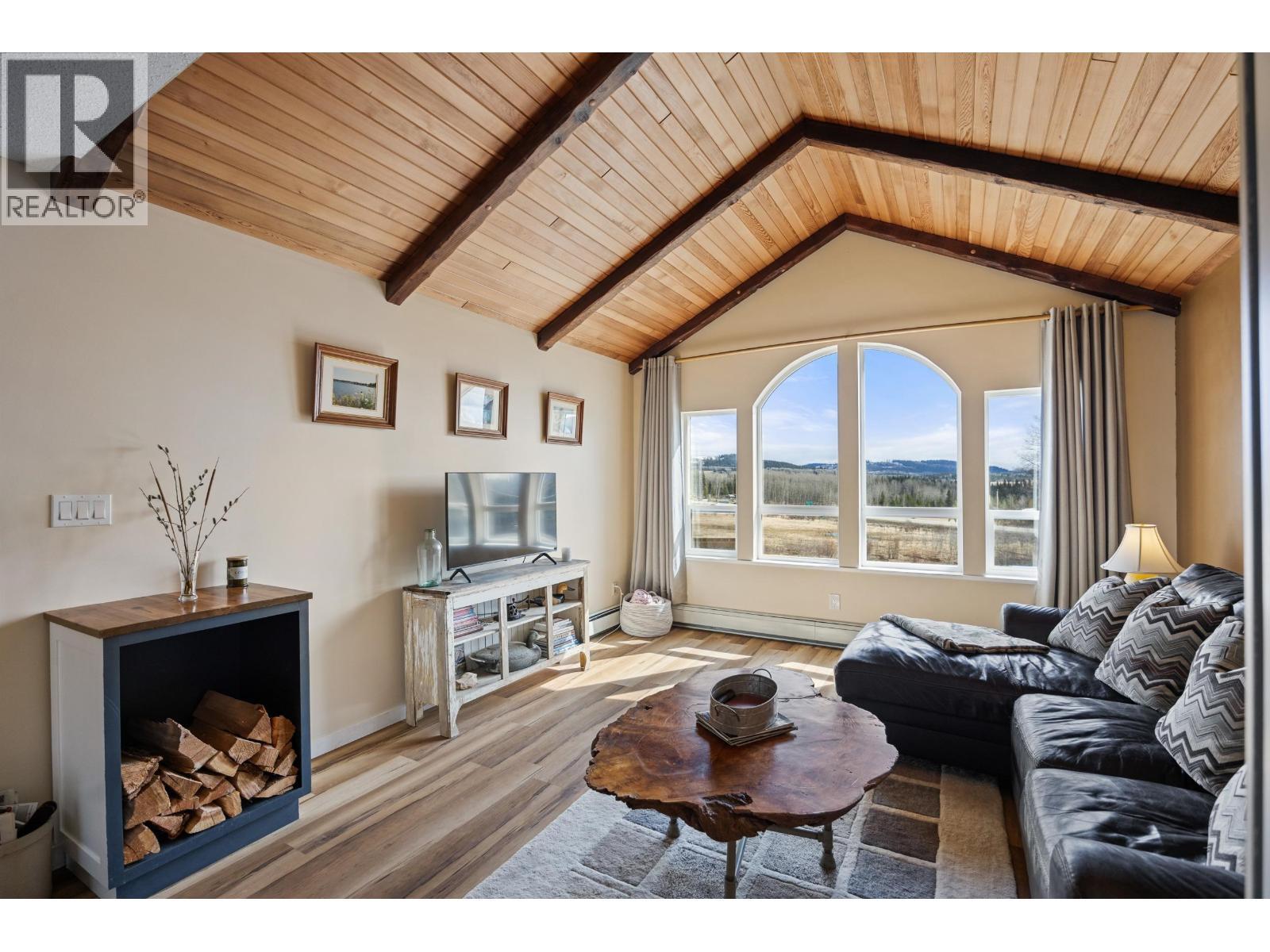8261 Little Fort 24 Highway, Lone Butte, BC - Indoor Photo Showing Living Room