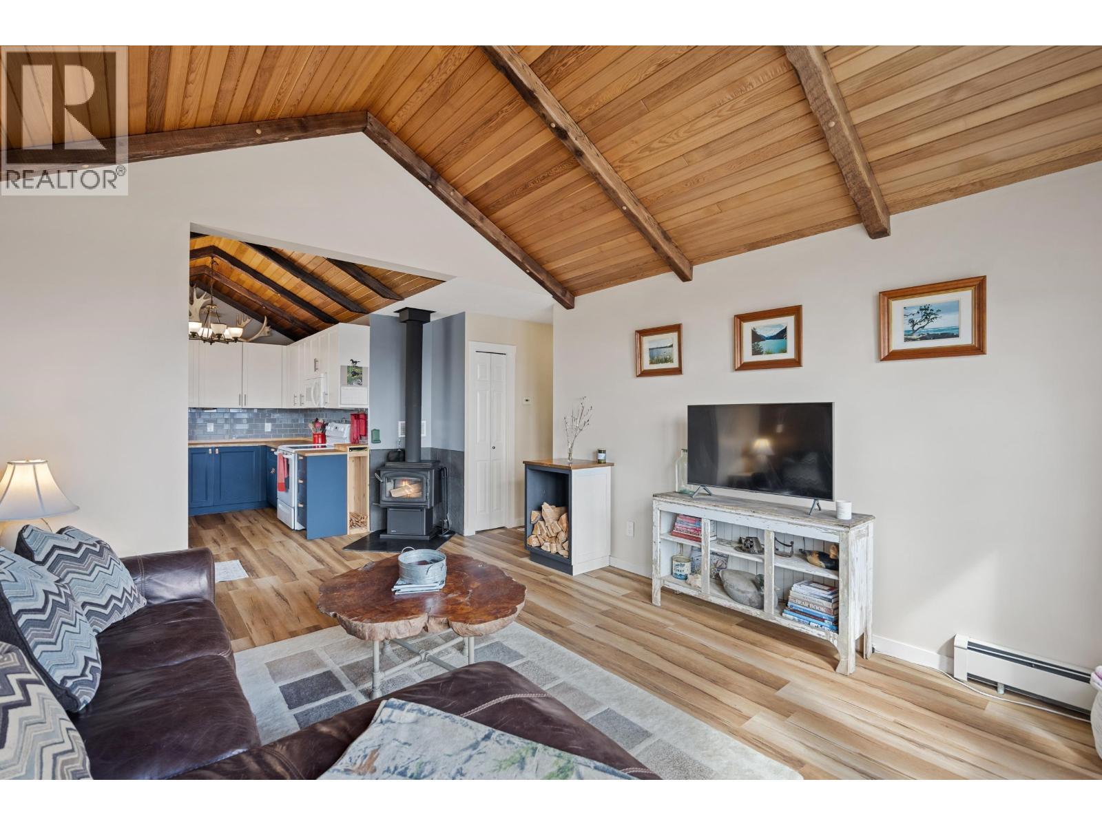 8261 Little Fort 24 Highway, Lone Butte, BC - Indoor Photo Showing Living Room With Fireplace