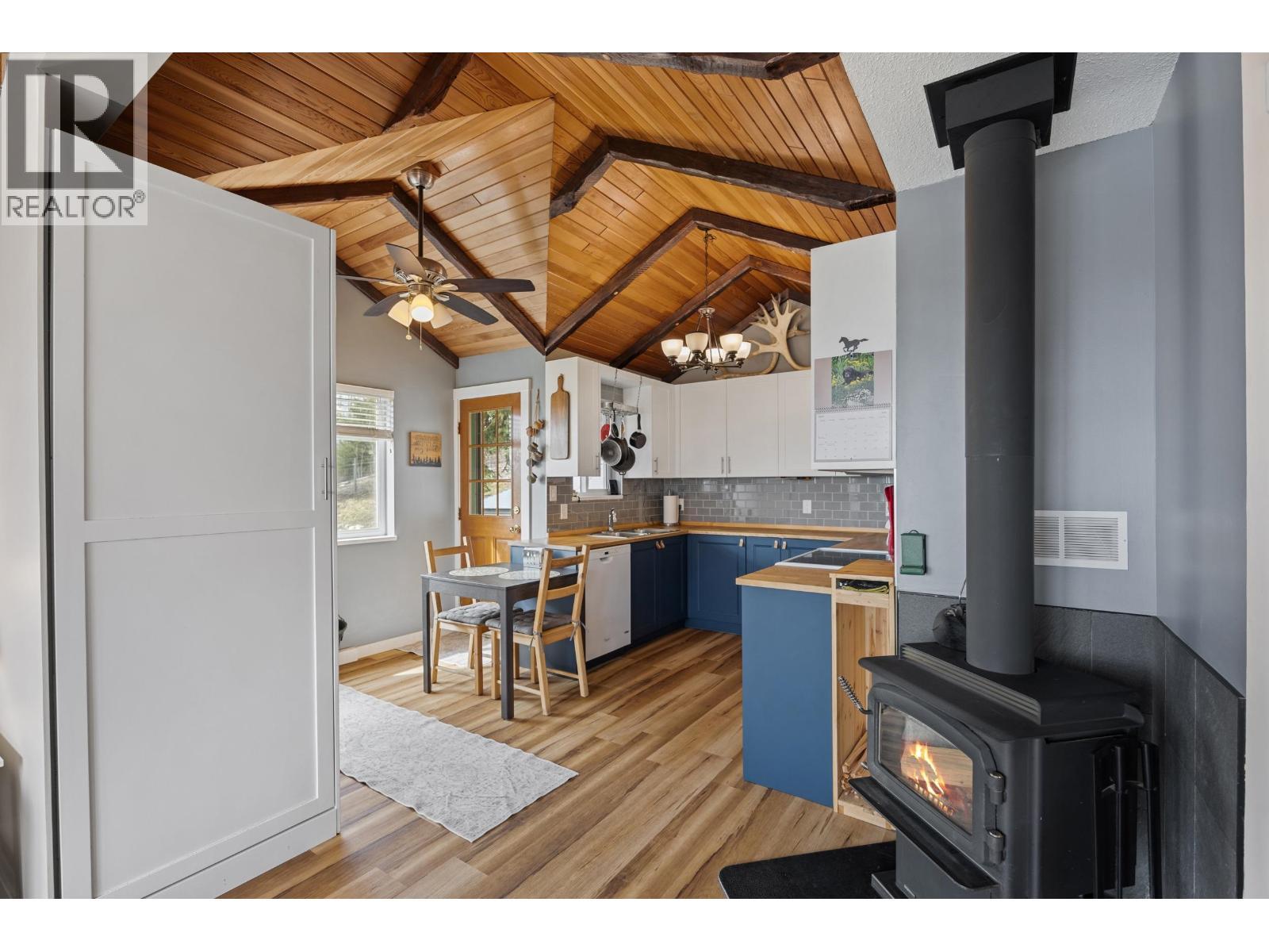 8261 Little Fort 24 Highway, Lone Butte, BC - Indoor