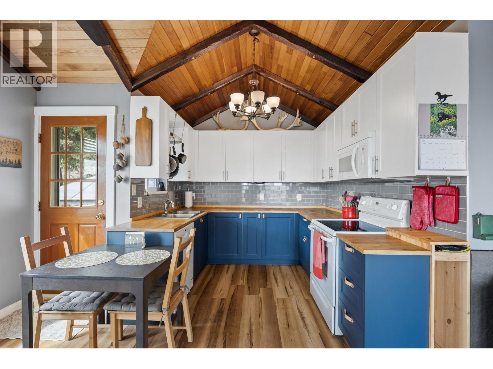 8261 Little Fort 24 Highway, Lone Butte, BC - Indoor