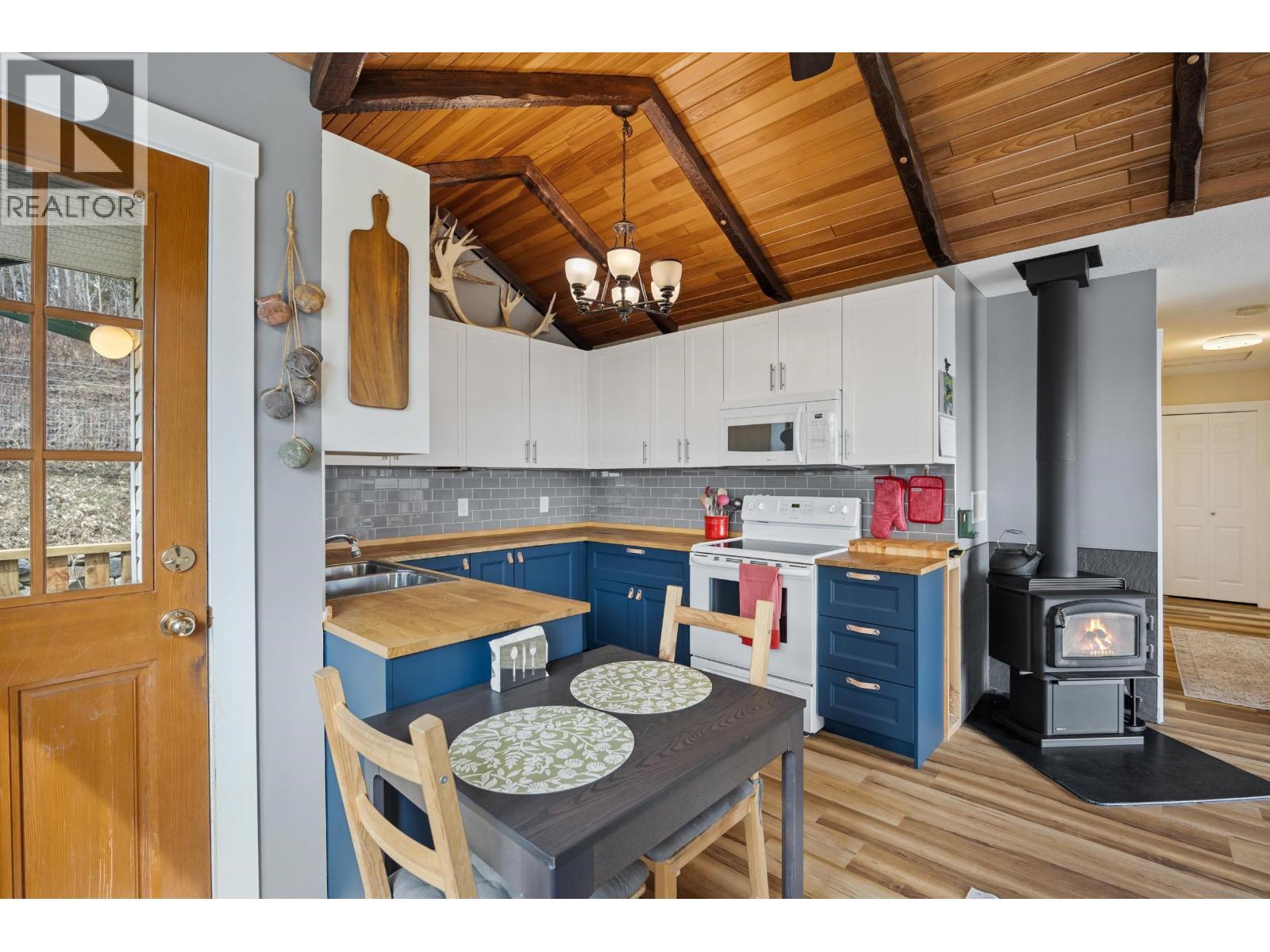 8261 Little Fort 24 Highway, Lone Butte, BC - Indoor