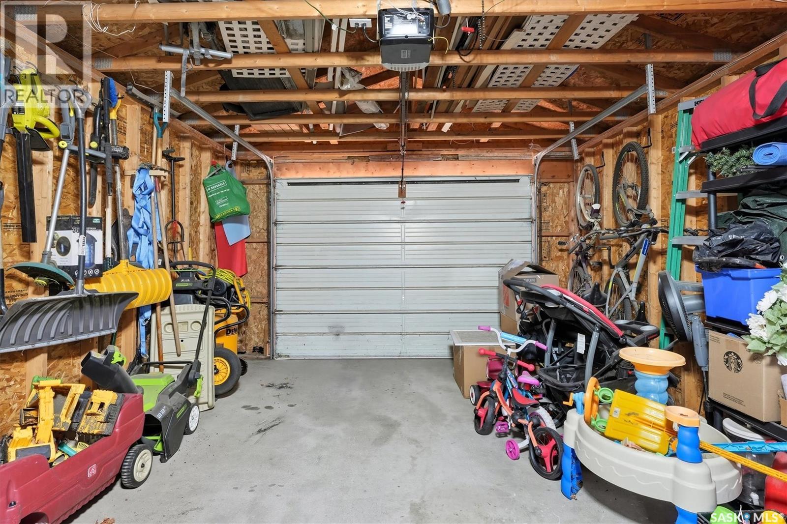 201 28Th Street W, Saskatoon, SK - Indoor Photo Showing Garage