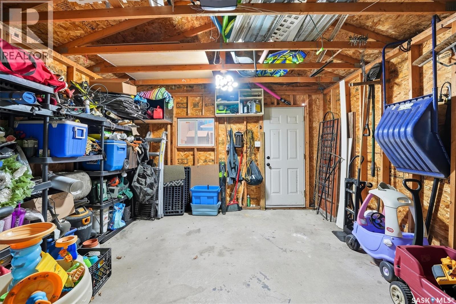 201 28Th Street W, Saskatoon, SK - Indoor Photo Showing Garage