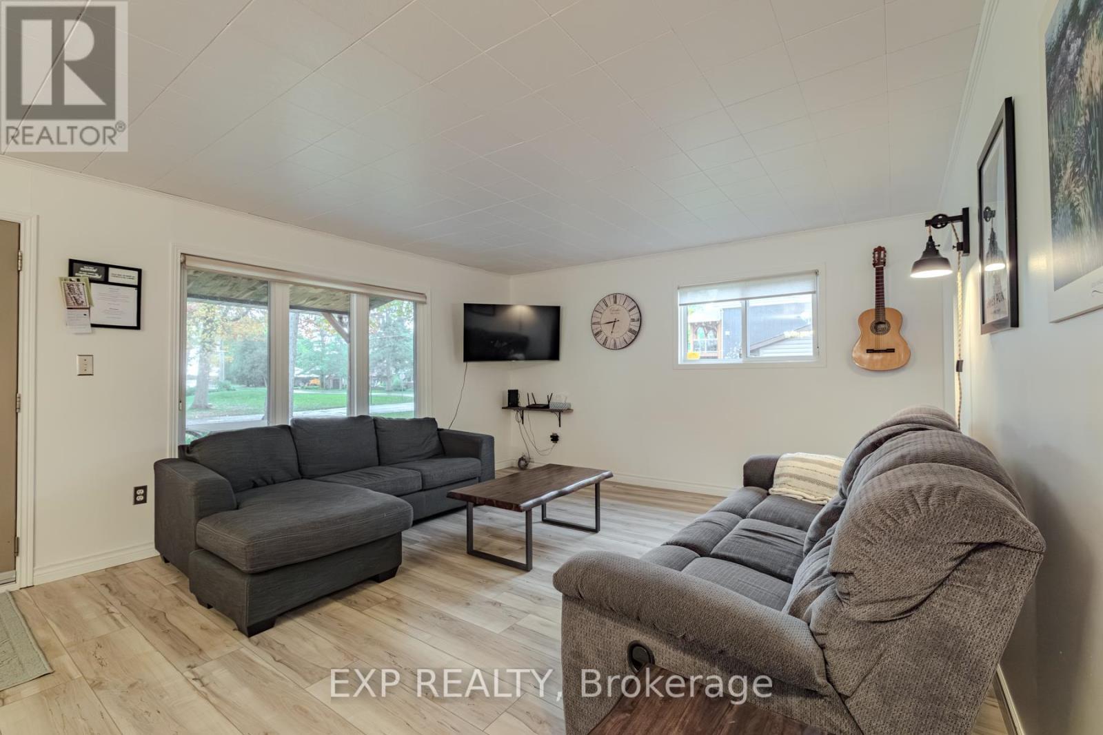 15 Park Lane Crescent, Norfolk, ON - Indoor Photo Showing Living Room
