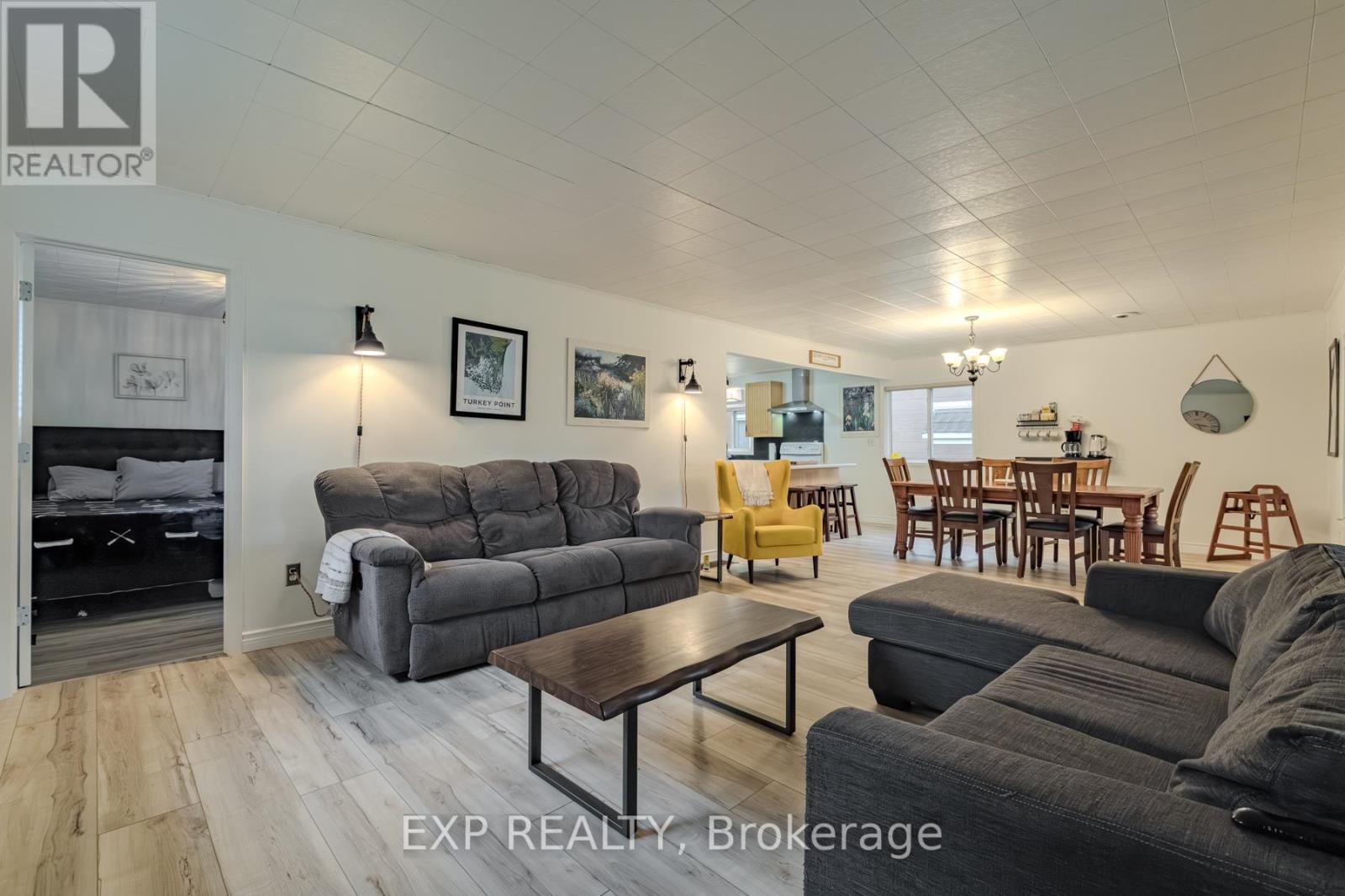 15 Park Lane Crescent, Norfolk, ON - Indoor Photo Showing Living Room