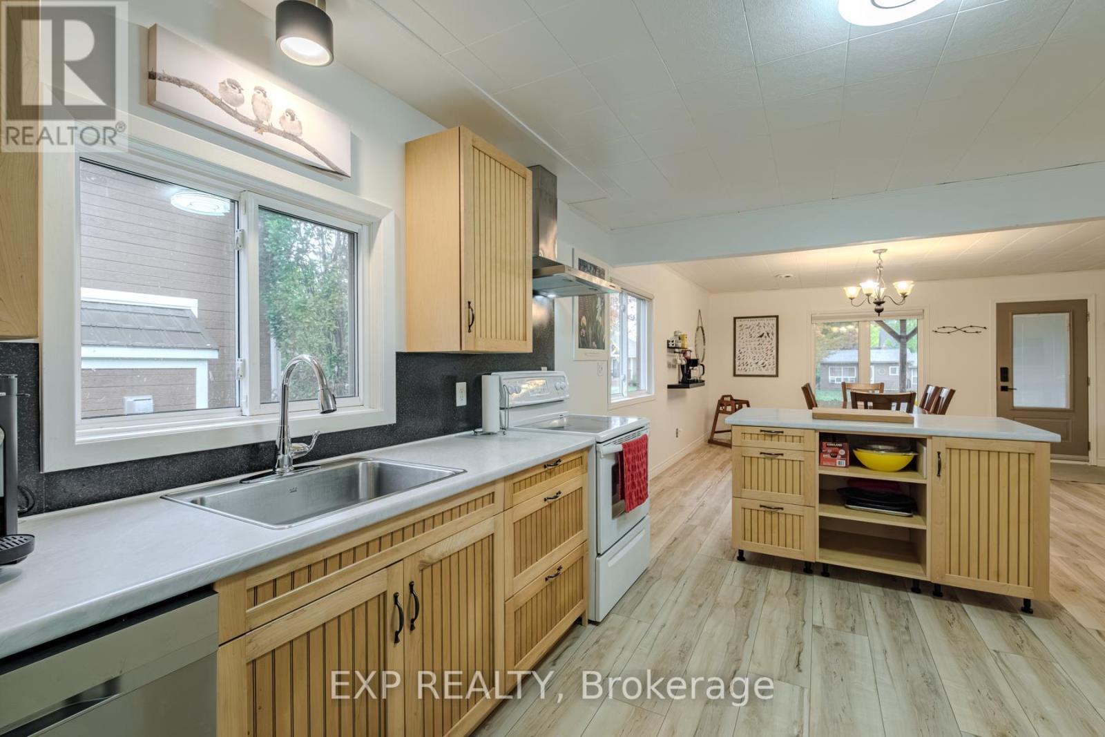 15 Park Lane Crescent, Norfolk, ON - Indoor Photo Showing Kitchen