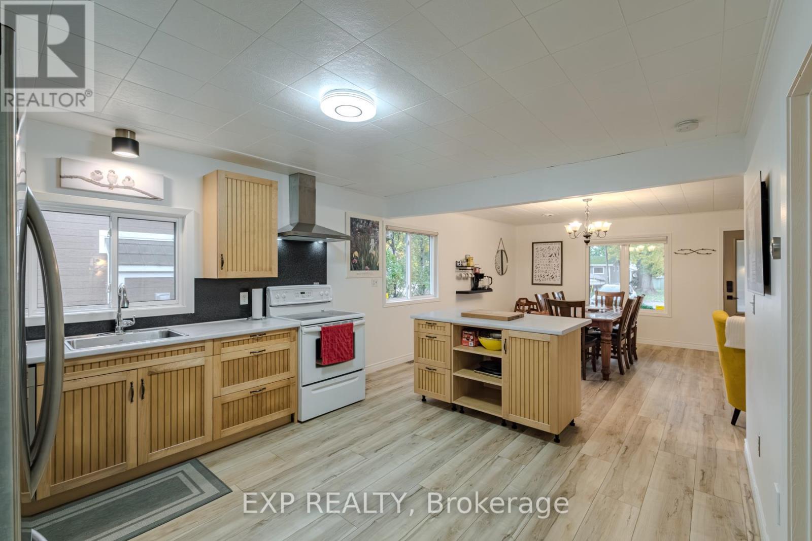 15 Park Lane Crescent, Norfolk, ON - Indoor Photo Showing Kitchen