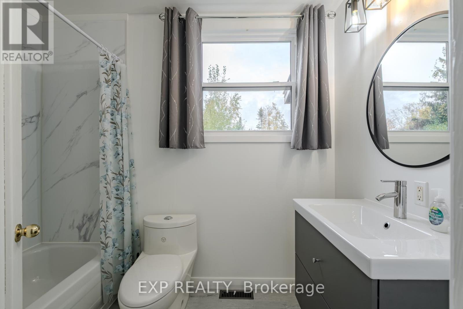 15 Park Lane Crescent, Norfolk, ON - Indoor Photo Showing Bathroom