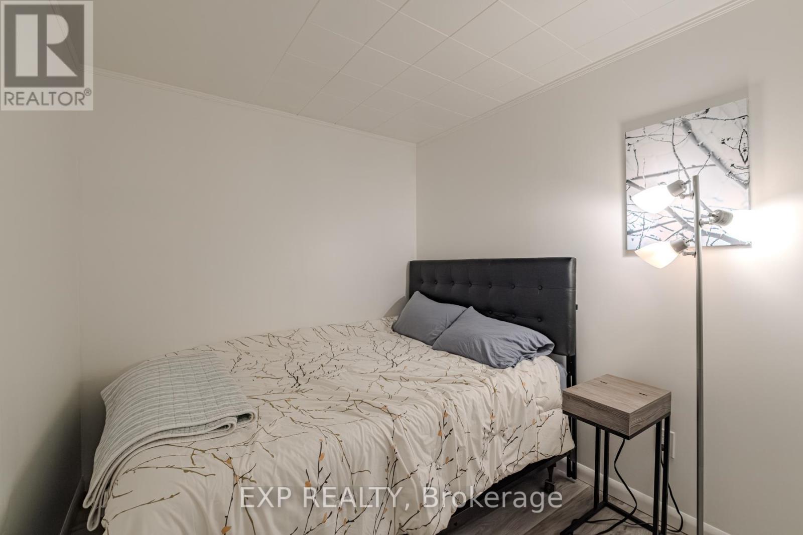 15 Park Lane Crescent, Norfolk, ON - Indoor Photo Showing Bedroom