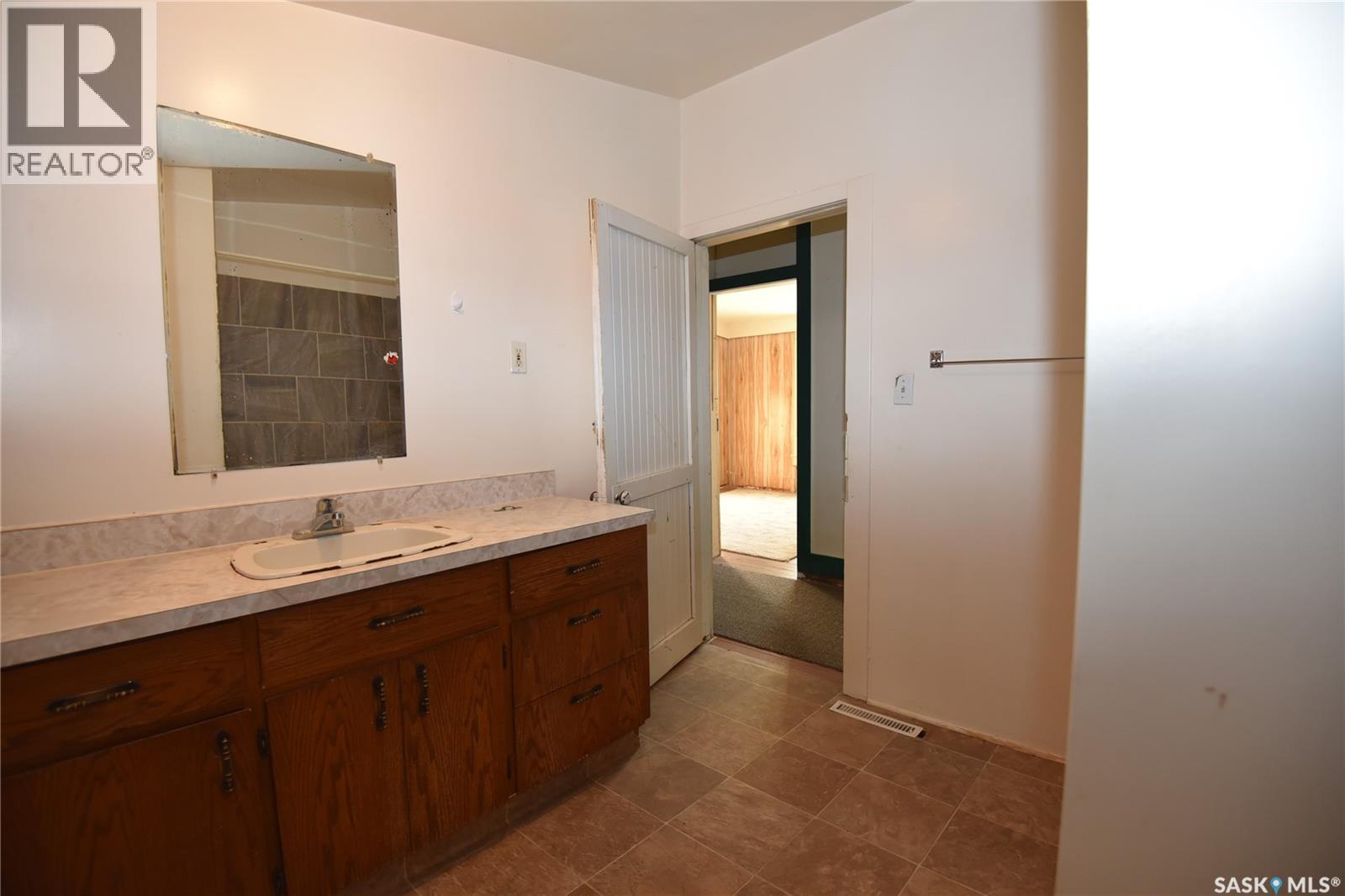 200-206 Railway Avenue, Codette, SK