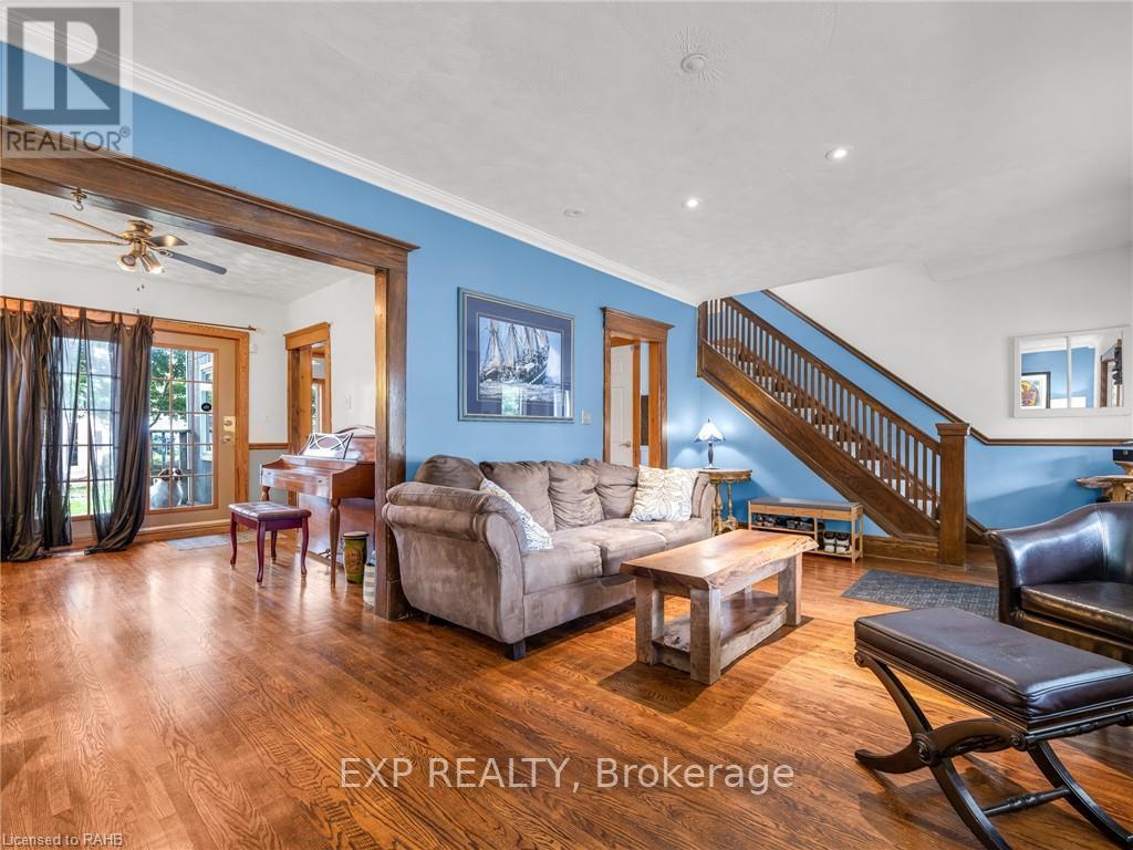 6370 High Street, Niagara Falls, ON - Indoor Photo Showing Living Room