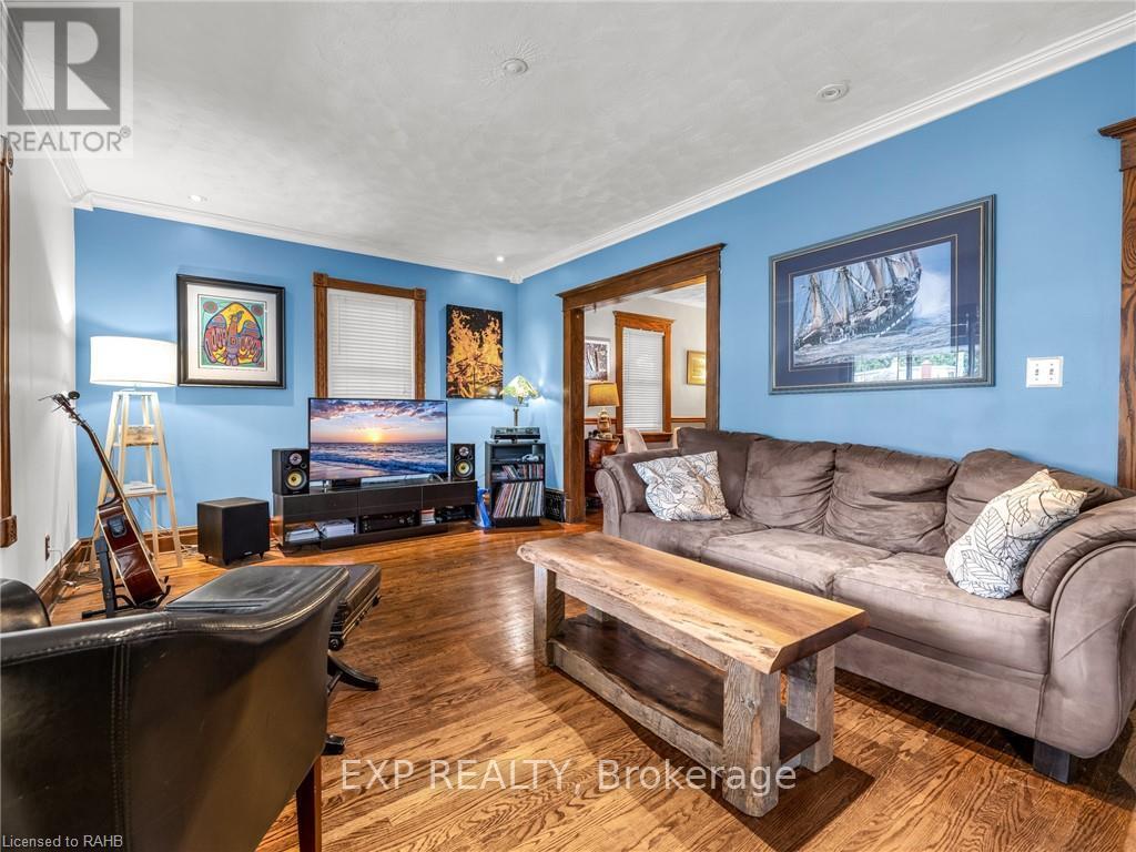 6370 High Street, Niagara Falls, ON - Indoor Photo Showing Living Room