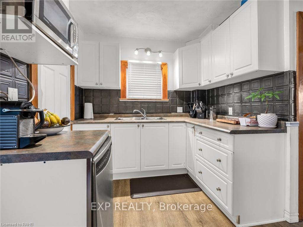 6370 High Street, Niagara Falls, ON - Indoor Photo Showing Kitchen With Double Sink