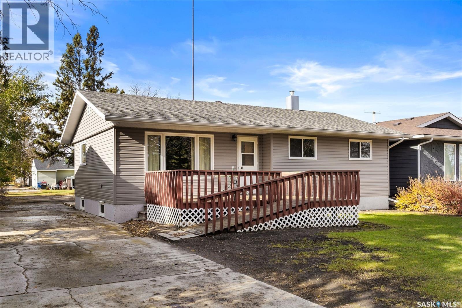 539 3Rd Street Ne, Ituna, SK - Outdoor With Deck Patio Veranda