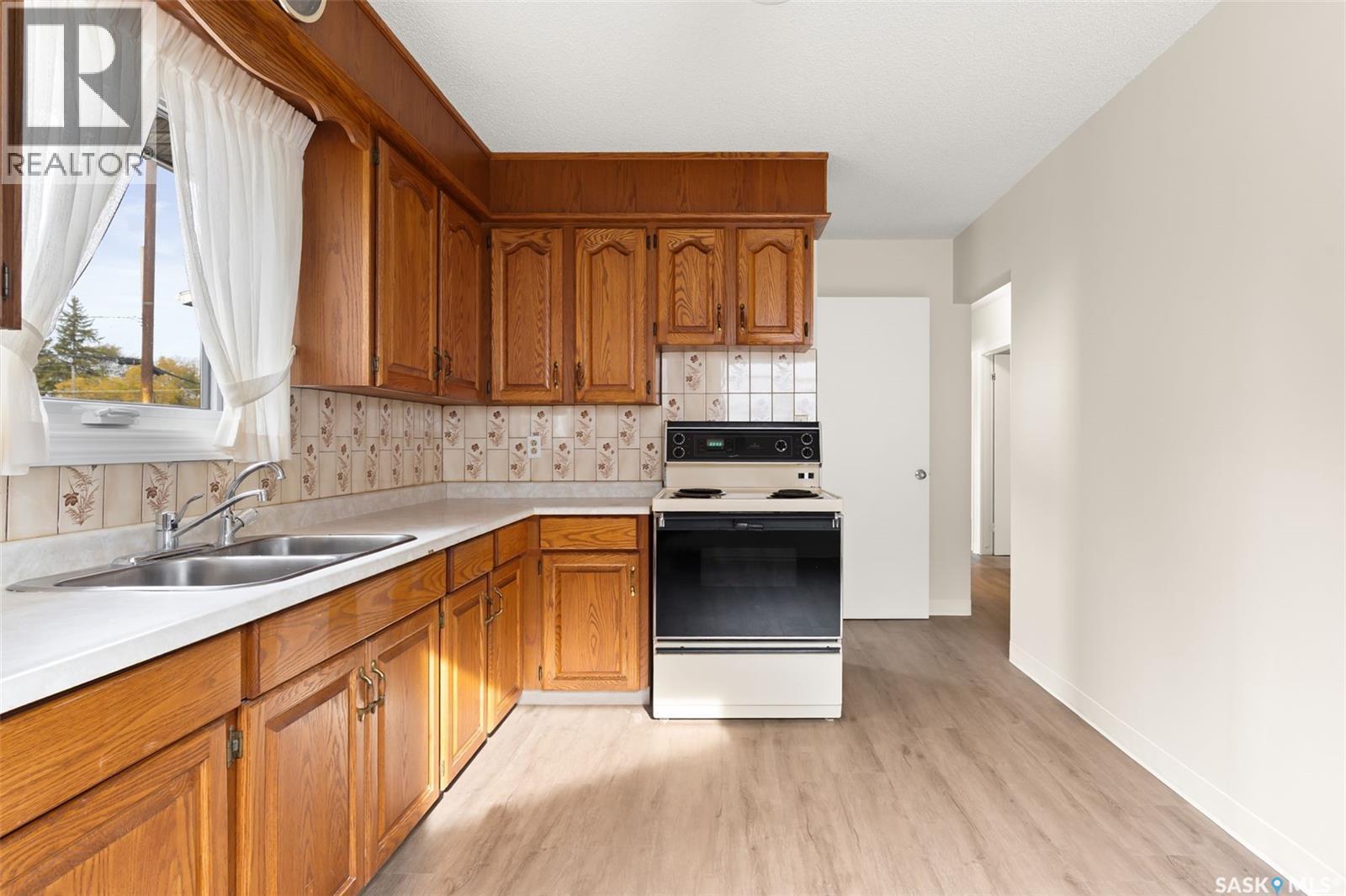 539 3Rd Street Ne, Ituna, SK - Indoor Photo Showing Kitchen With Double Sink