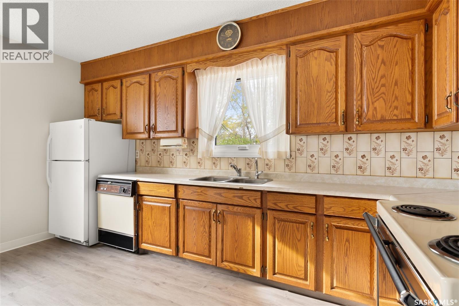 539 3Rd Street Ne, Ituna, SK - Indoor Photo Showing Kitchen With Double Sink