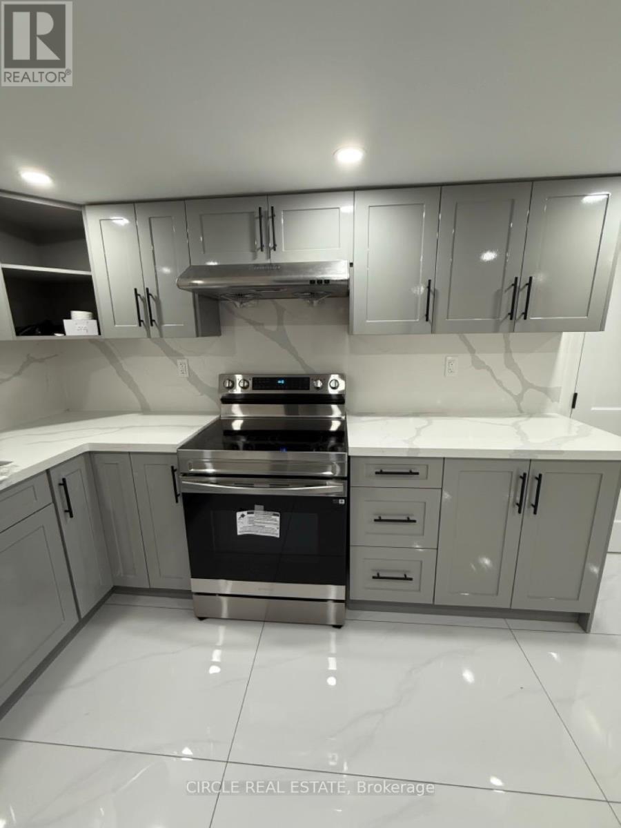 213 Danny Wheeler Boulevard, Georgina, ON - Indoor Photo Showing Kitchen