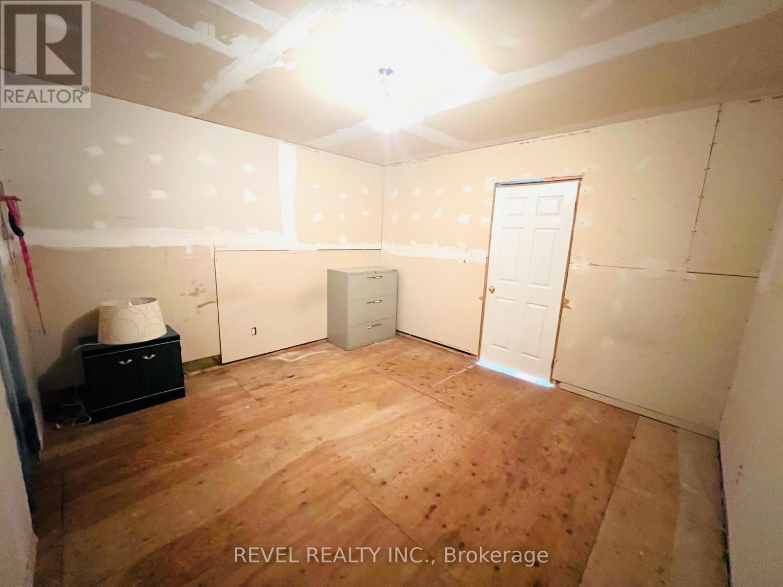 373 Commercial Avenue, Timmins (Ts - Sw), ON - Indoor