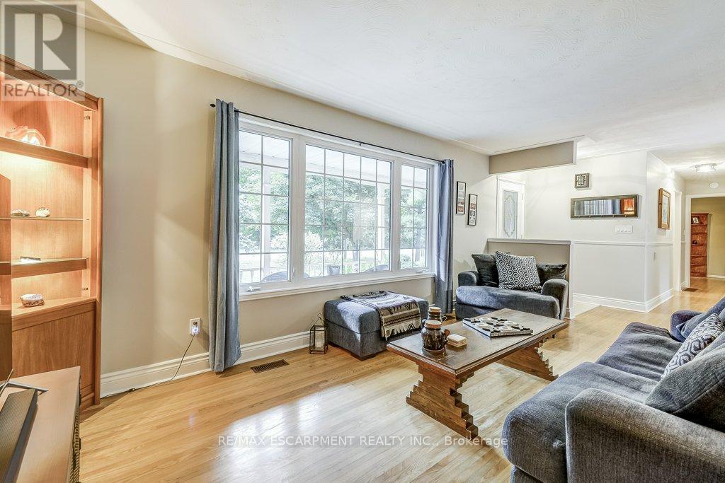 420 Concession 8 Road E, Hamilton, ON - Indoor Photo Showing Living Room