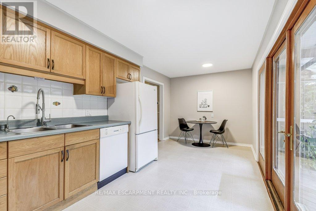 420 Concession 8 Road E, Hamilton, ON - Indoor Photo Showing Kitchen With Double Sink