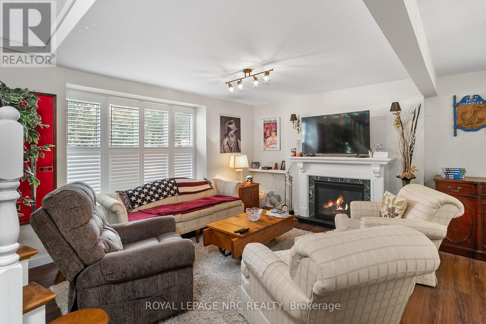 327 Maple Leaf Avenue N, Fort Erie (Ridgeway), ON - Indoor Photo Showing Living Room With Fireplace