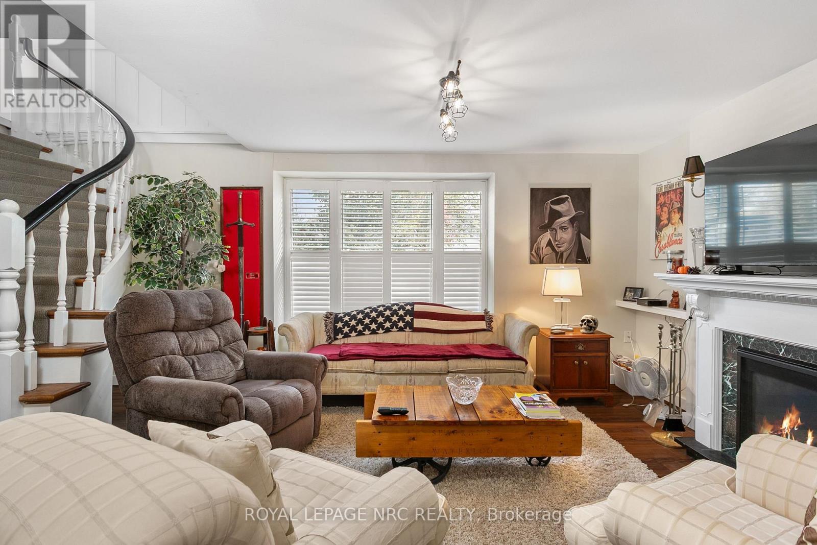 327 Maple Leaf Avenue N, Fort Erie (Ridgeway), ON - Indoor Photo Showing Living Room With Fireplace
