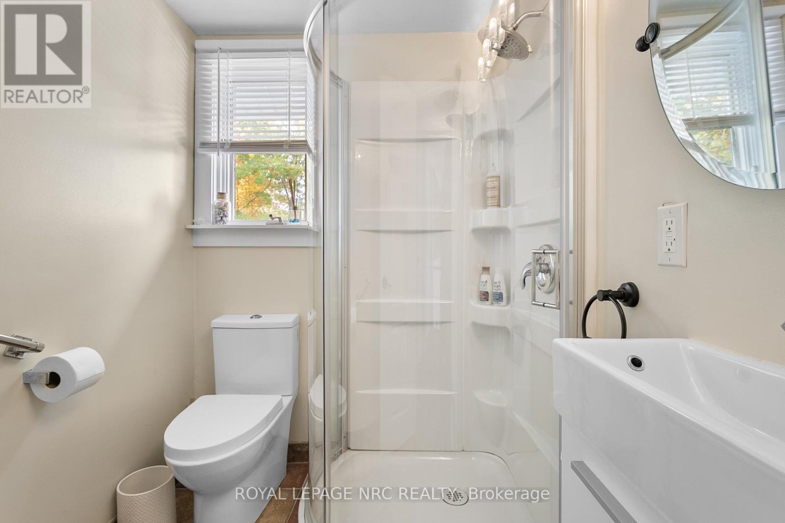 327 Maple Leaf Avenue N, Fort Erie (Ridgeway), ON - Indoor Photo Showing Bathroom