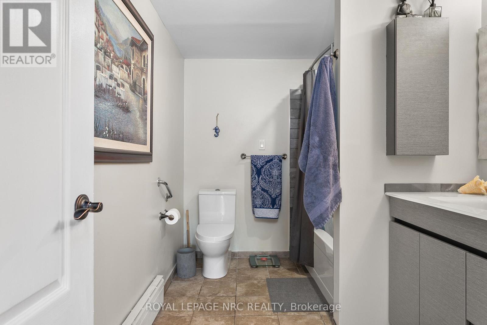 327 Maple Leaf Avenue N, Fort Erie (Ridgeway), ON - Indoor Photo Showing Bathroom