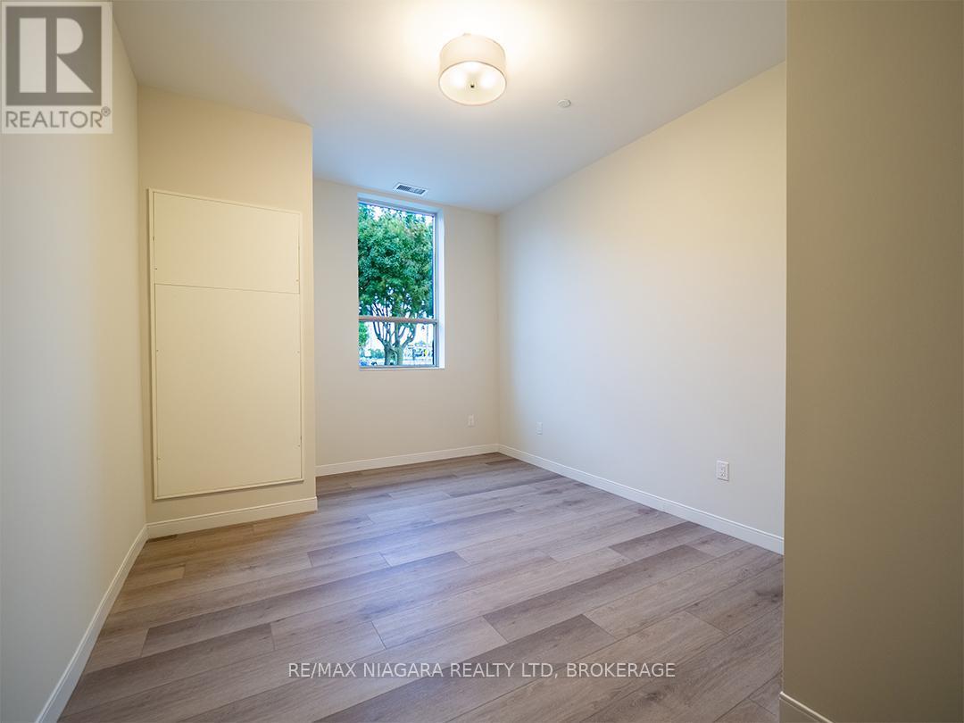 101 - 118 West Street, Port Colborne (Sugarloaf), ON - Indoor Photo Showing Other Room