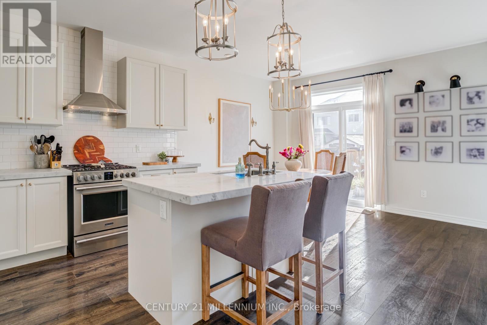 21 Weaver Terrace, New Tecumseth, ON - Indoor Photo Showing Kitchen With Upgraded Kitchen