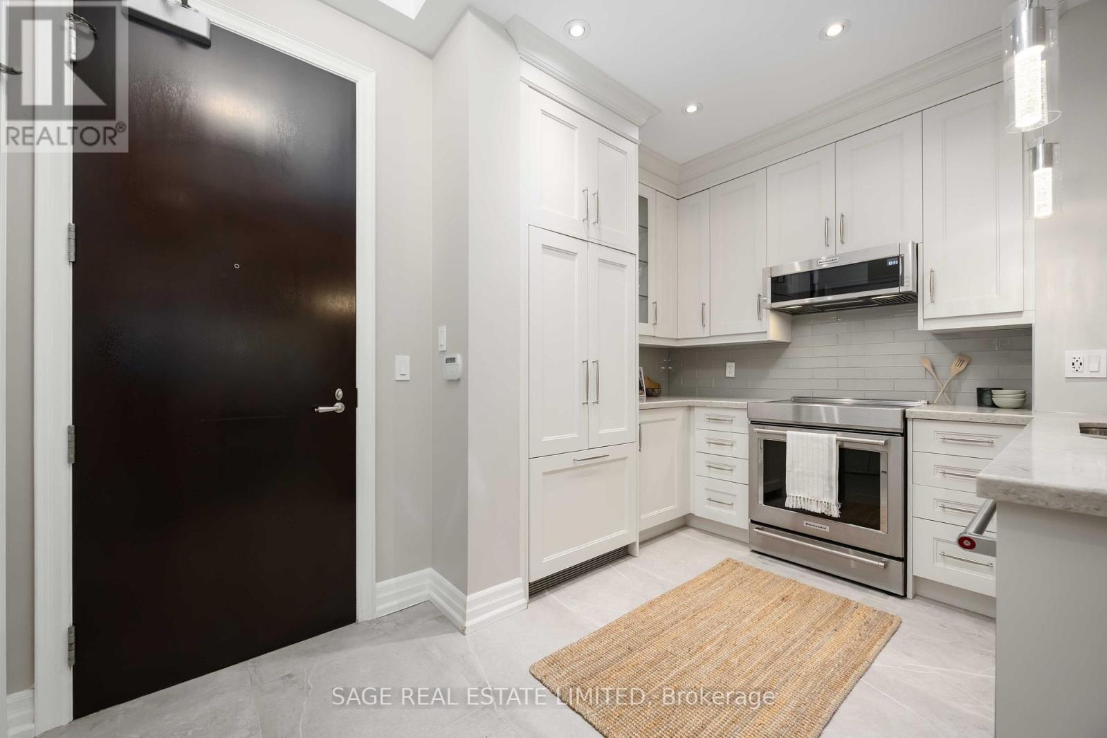 212 - 20 Burkebrook Place, Toronto, ON - Indoor Photo Showing Kitchen