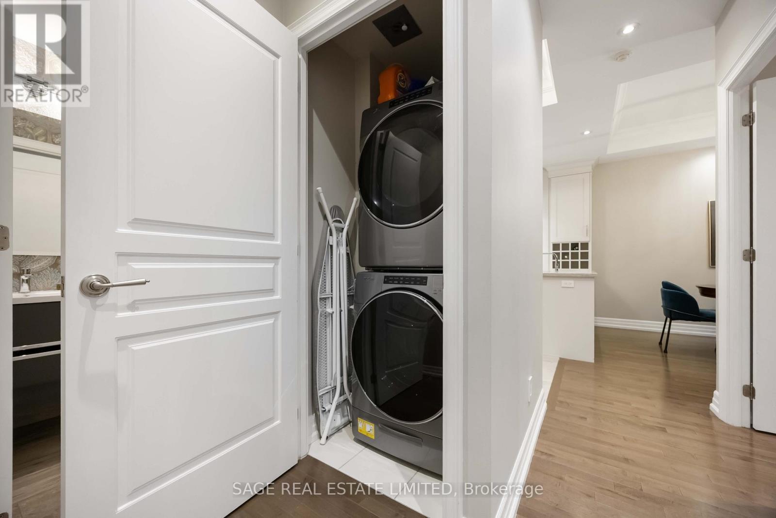 212 - 20 Burkebrook Place, Toronto, ON - Indoor Photo Showing Laundry Room