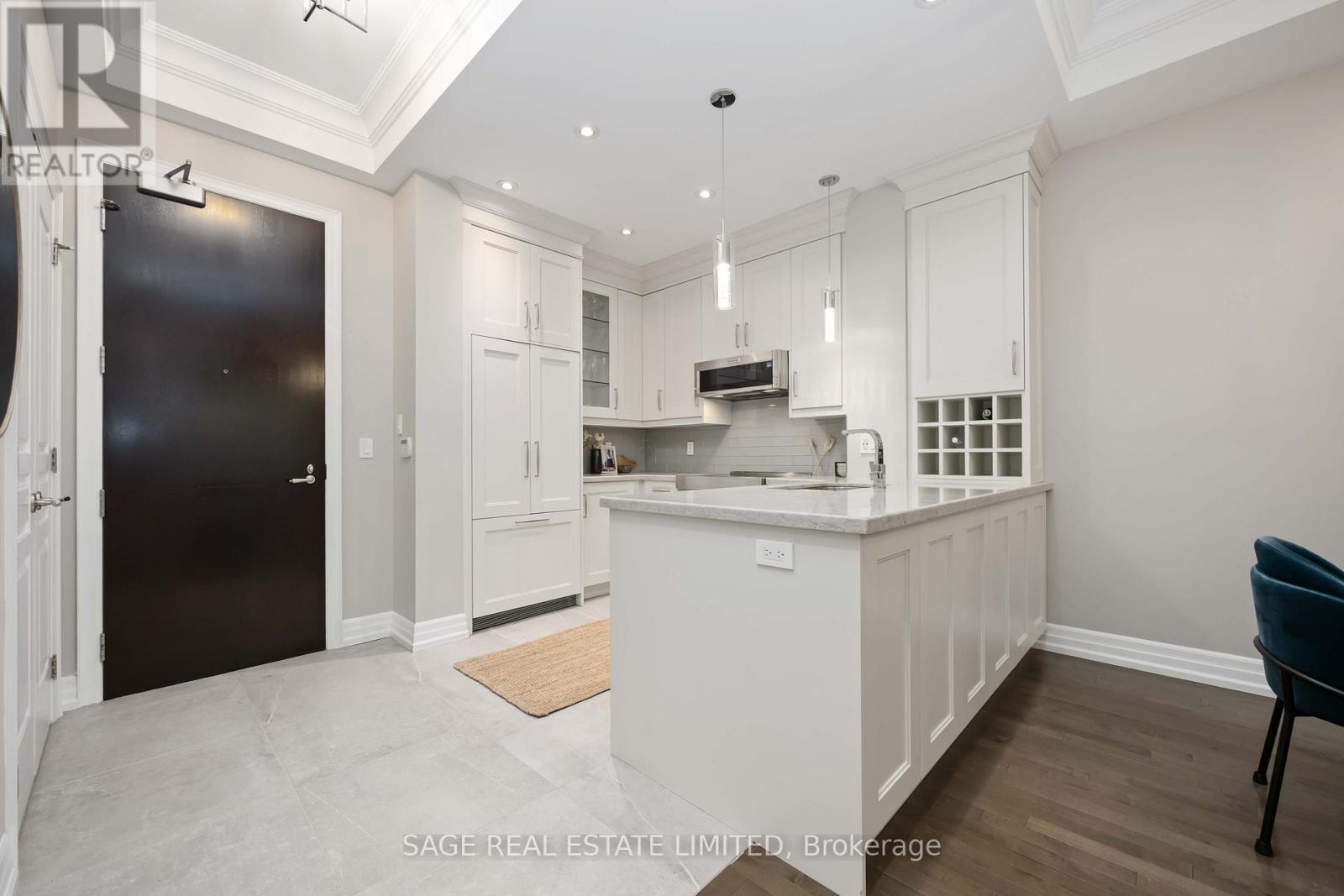 212 - 20 Burkebrook Place, Toronto, ON - Indoor Photo Showing Kitchen