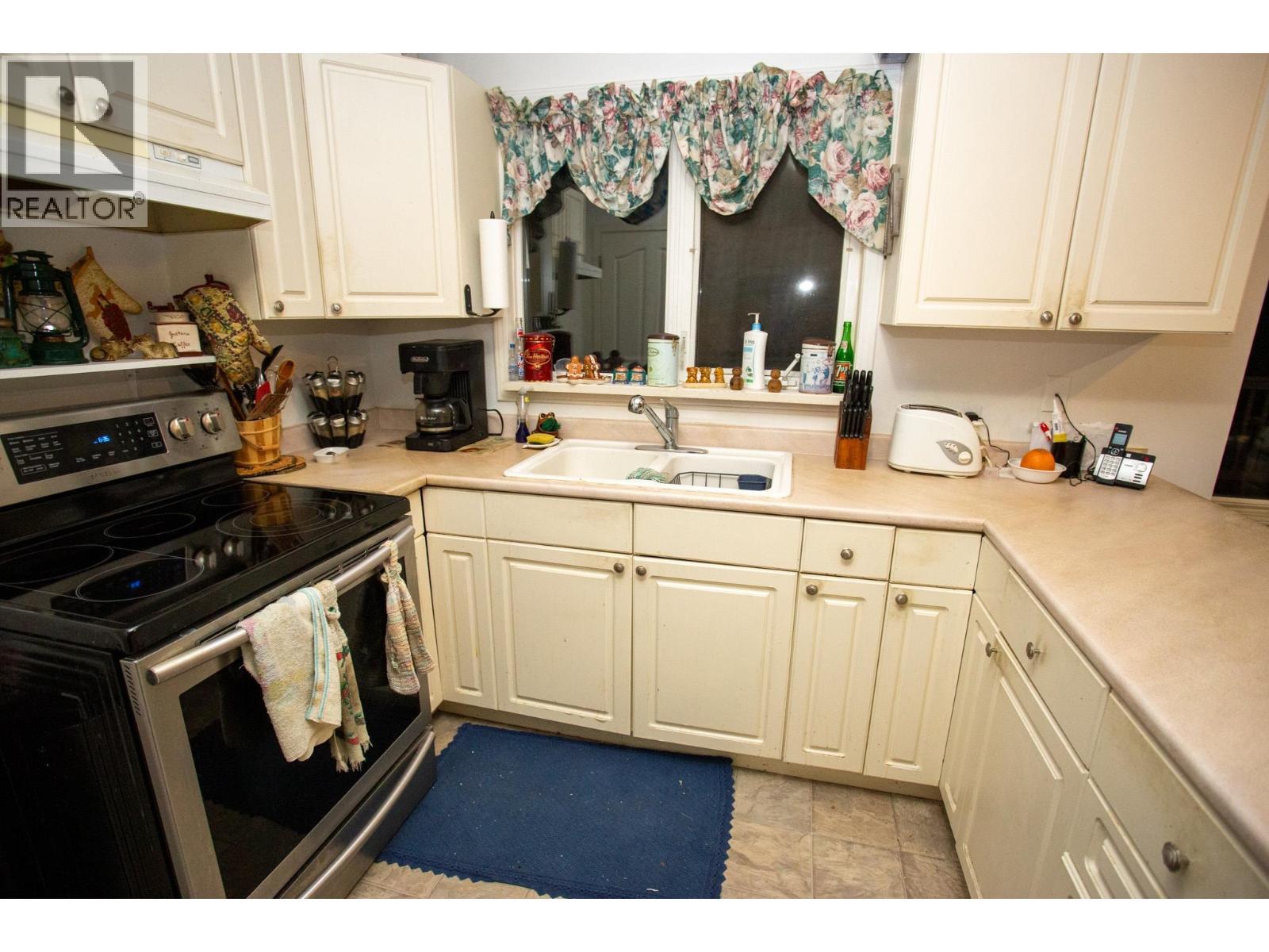 389 S Lyon Street, Prince George, BC - Indoor Photo Showing Kitchen With Double Sink