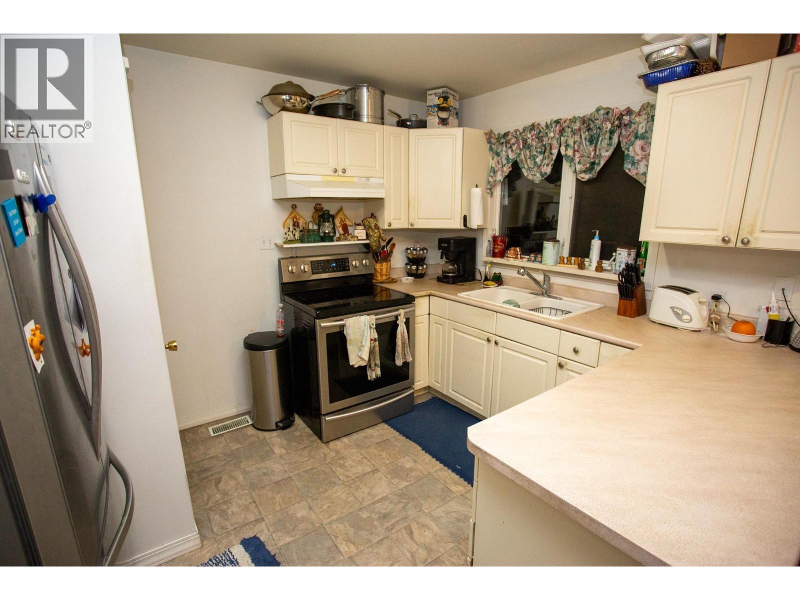 389 S Lyon Street, Prince George, BC - Indoor Photo Showing Kitchen With Double Sink