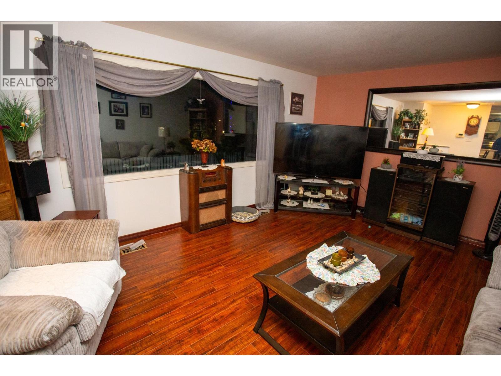 389 S Lyon Street, Prince George, BC - Indoor Photo Showing Living Room