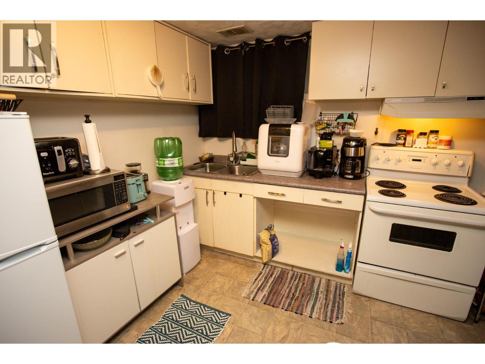 389 S Lyon Street, Prince George, BC - Indoor Photo Showing Kitchen With Double Sink