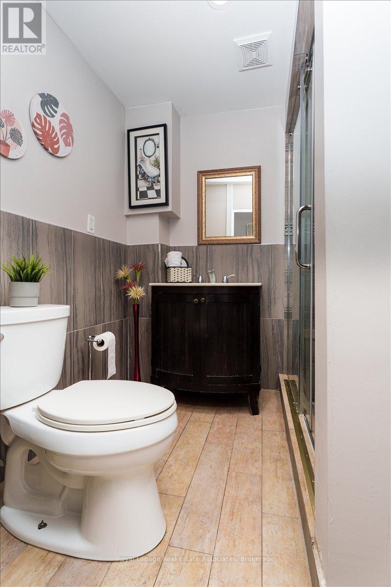 123 Market Street, Hamilton, ON - Indoor Photo Showing Bathroom