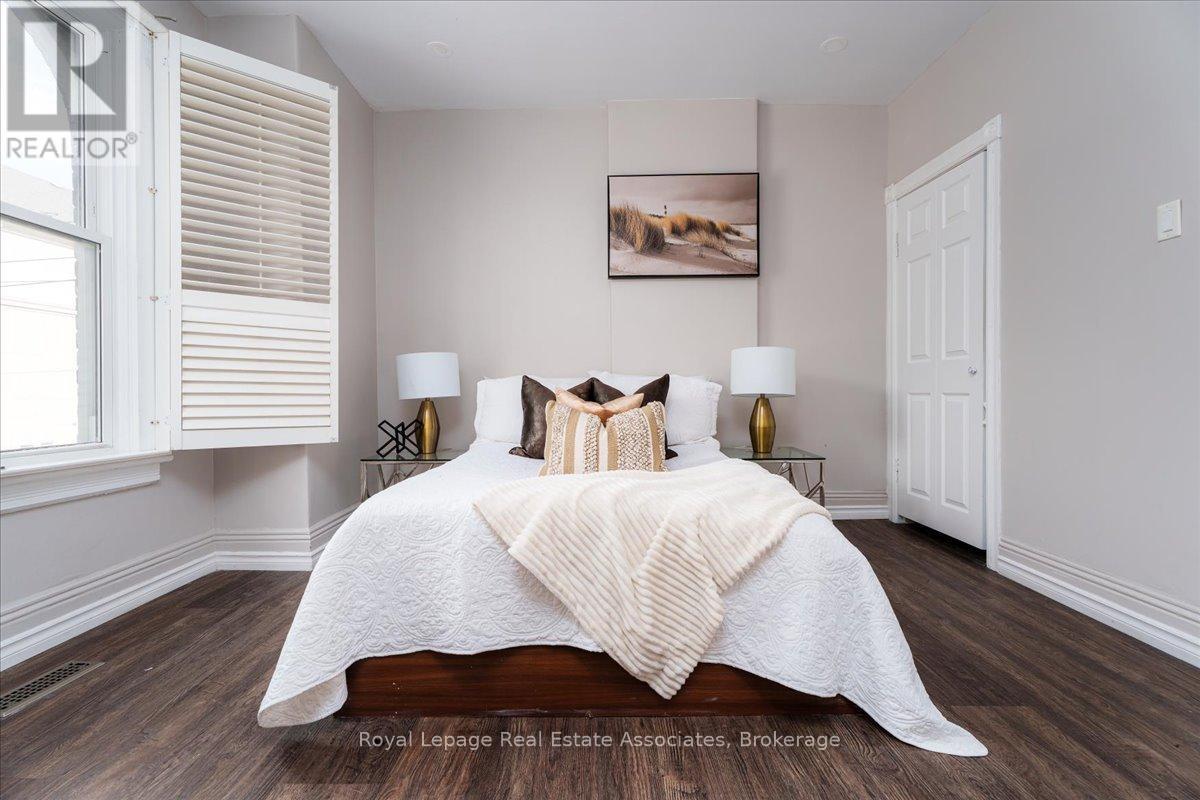 123 Market Street, Hamilton, ON - Indoor Photo Showing Bedroom