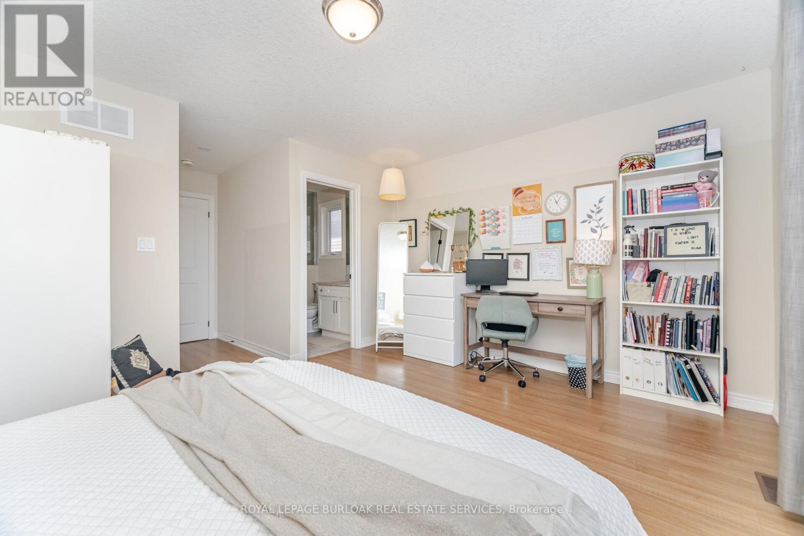 235 Mead Avenue, Hamilton, ON - Indoor Photo Showing Bedroom