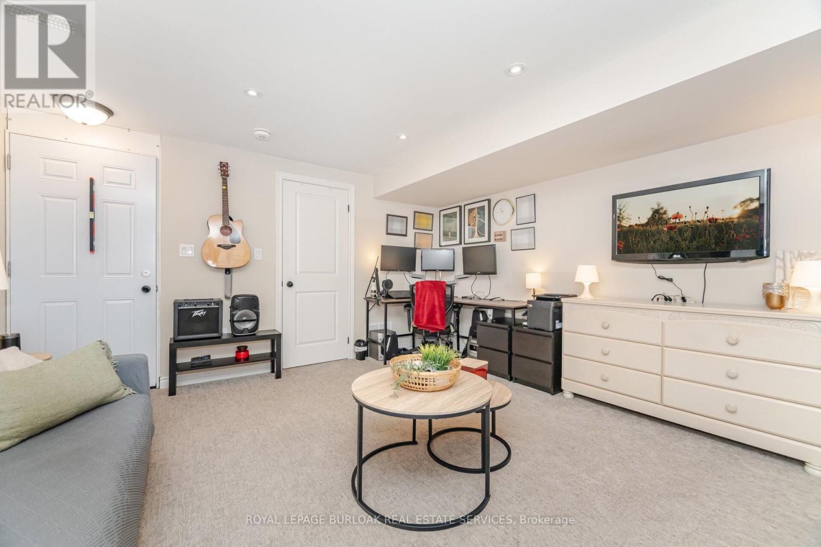 235 Mead Avenue, Hamilton, ON - Indoor Photo Showing Living Room