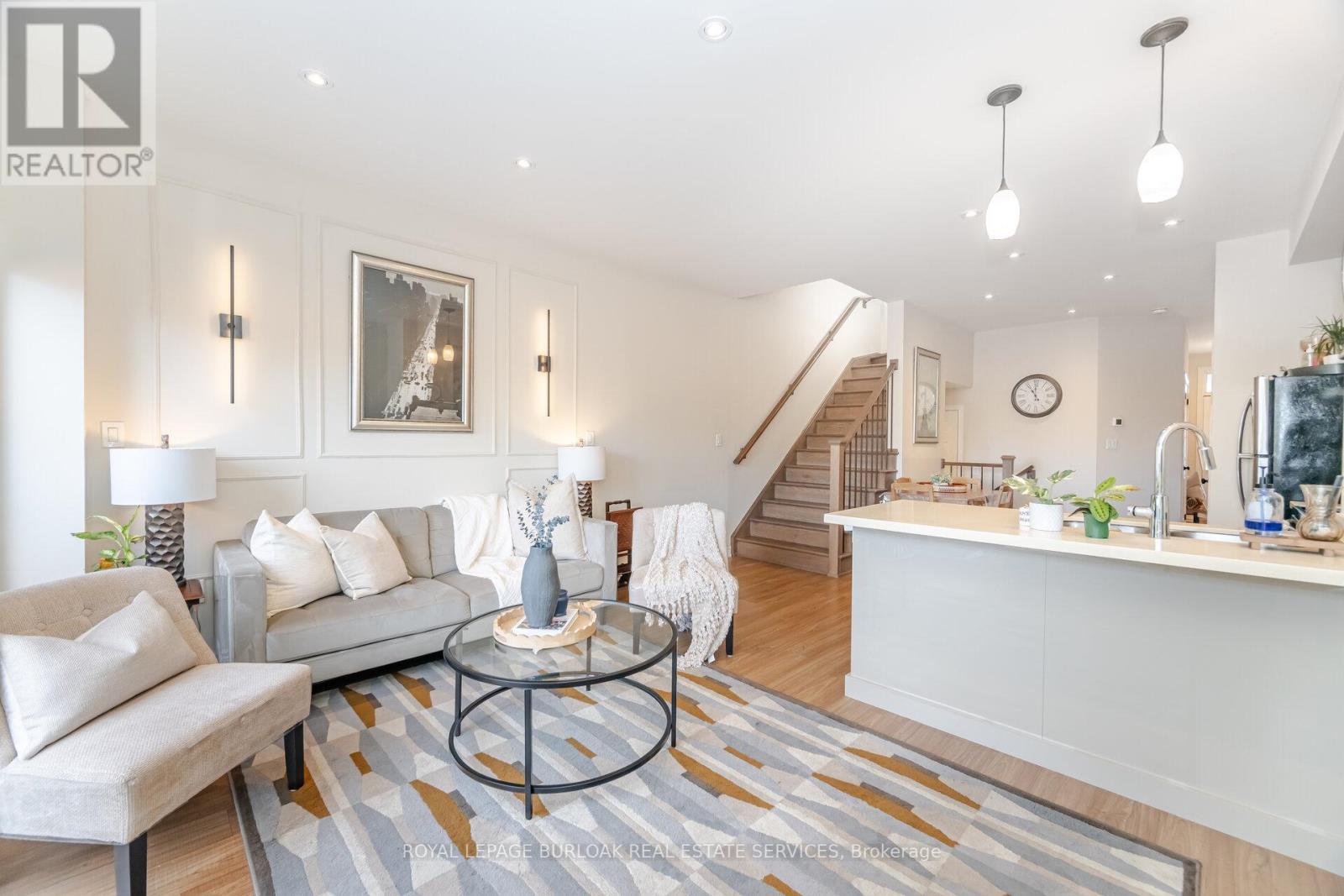 235 Mead Avenue, Hamilton, ON - Indoor Photo Showing Living Room